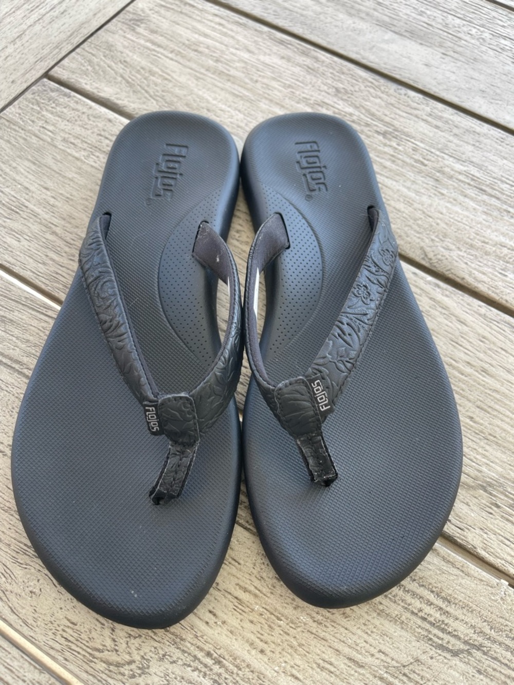 Flojos Black Floral-Embossed Thong Sandals Womens Size 9